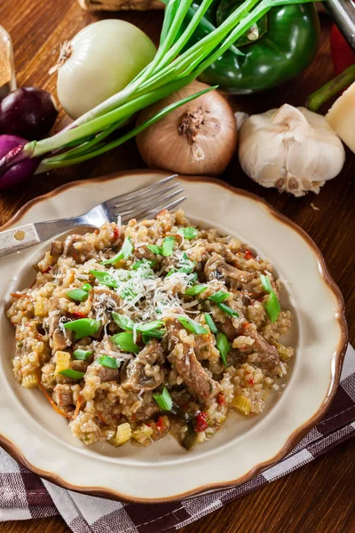 Risotto con funghi champignon, maiale e parmigiano — Foto Stock