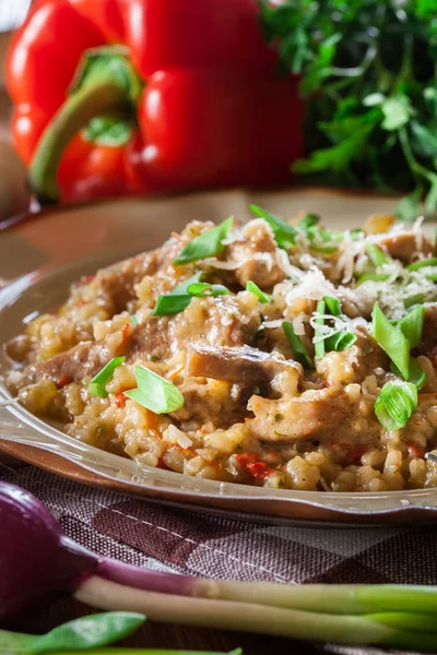 Risotto con funghi champignon, maiale e parmigiano — Foto Stock