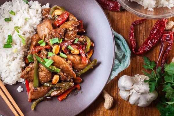 Kung-Pao-Huhn mit Paprika und Gemüse — Stockfoto