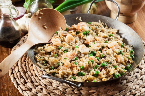 Смажений рис з креветками та овочами на сковороді — стокове фото