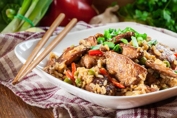 Gebratener Reis mit Huhn und Gemüse auf einem Teller serviert — Stockfoto