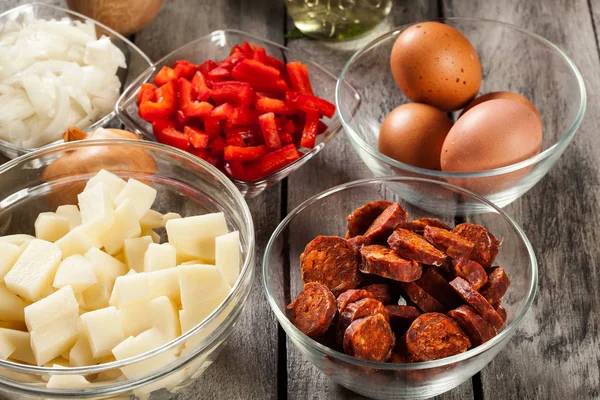 Tortilla de patatas. Ingredience pro přípravu Španělská omeleta s chorizo klobásou, brambory, paprikou a vejcem — Stock fotografie