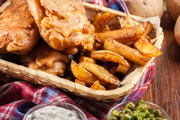 Traditional fish in beer batter and chips — Stock Photo, Image