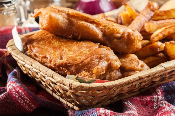 Pescado tradicional en masa de cerveza y patatas fritas —  Fotos de Stock