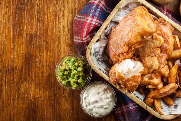 Pescado tradicional en masa de cerveza y patatas fritas — Foto de Stock