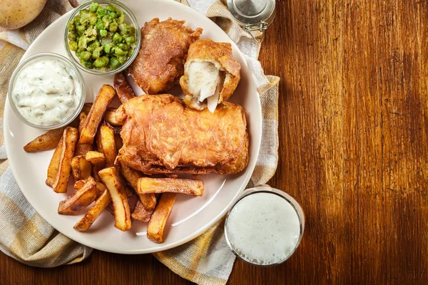 Pescado tradicional en masa de cerveza y patatas fritas —  Fotos de Stock