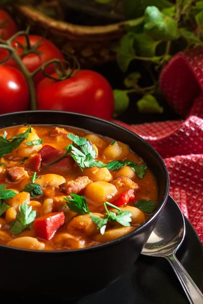 Sopa de feijão branco com batatas, tomates, páprica e bacon — Fotografia de Stock