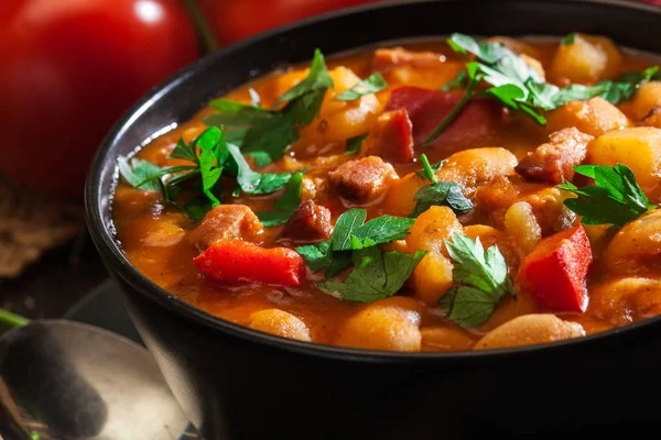 Sopa de feijão branco com batatas, tomates, páprica e bacon — Fotografia de Stock