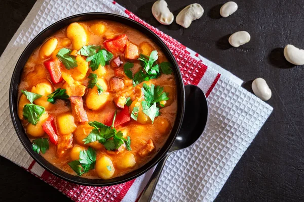 ジャガイモ、トマト、パプリカ、ベーコンと白いんげん豆のスープ — ストック写真