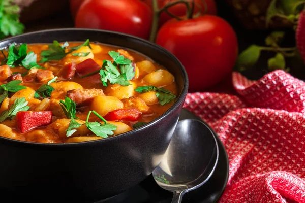 Sopa de feijão branco com batatas, tomates, páprica e bacon — Fotografia de Stock