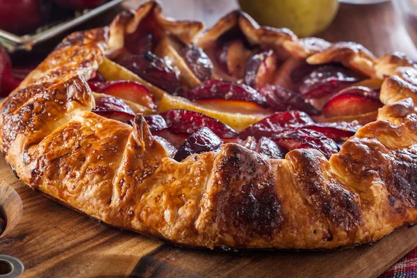 Galette met peren en pruimen — Stockfoto