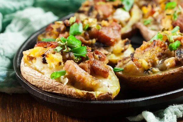 Bratkartoffeln im Mantel gefüllt mit Speck, Champignons und Käse. Gericht im Backofen serviert — Stockfoto