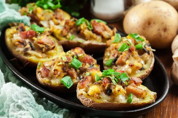 Patatas al horno en chaqueta rellenas de tocino, champiñones y queso. Plato servido en la cocción dis — Foto de Stock