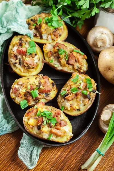 Patatas al horno en chaqueta rellenas de tocino, champiñones y quesos —  Fotos de Stock