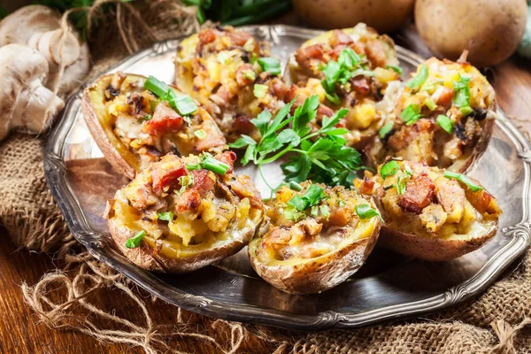 Patatas al horno rellenas de tocino, champiñones y queso —  Fotos de Stock