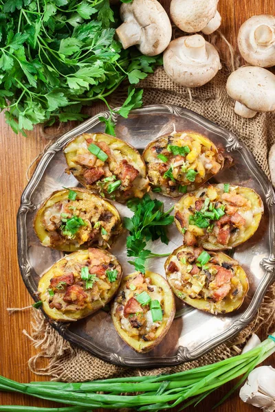 Печёная картошка с беконом, грибами и сыром — стоковое фото