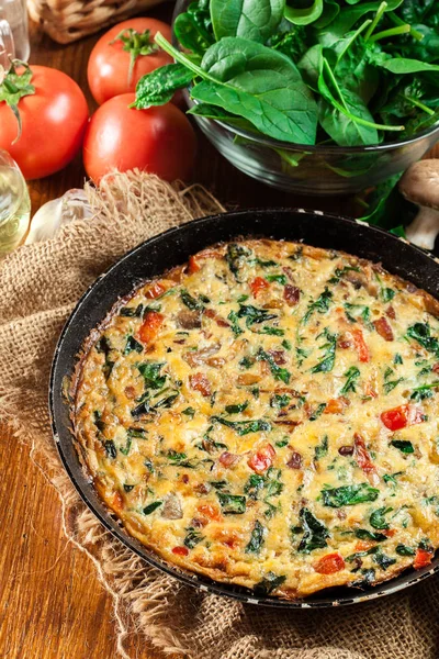 Frittata készült tojás, a gomba és a spenót — Stock Fotó