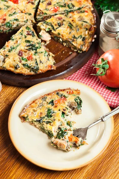 Porzione di frittata di uova, funghi e spinaci — Foto Stock