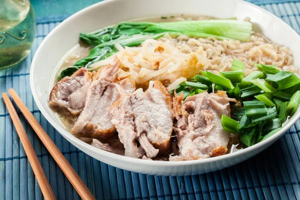 Ramen. Japanse noedelsoep met varkensvlees — Stockfoto