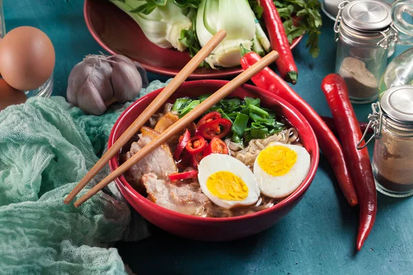 Ramen. Traditionele Japanse noedelsoep met varkensvlees — Stockfoto