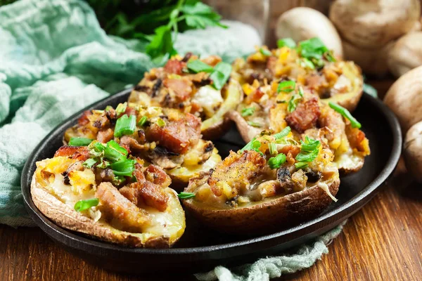 Bratkartoffeln im Mantel gefüllt mit Speck, Champignons und Käse. Gericht im Backofen serviert — Stockfoto