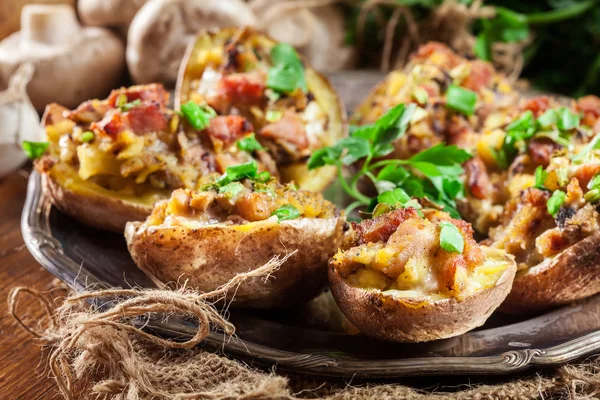 Bratkartoffeln gefüllt mit Speck, Pilzen und Käse — Stockfoto