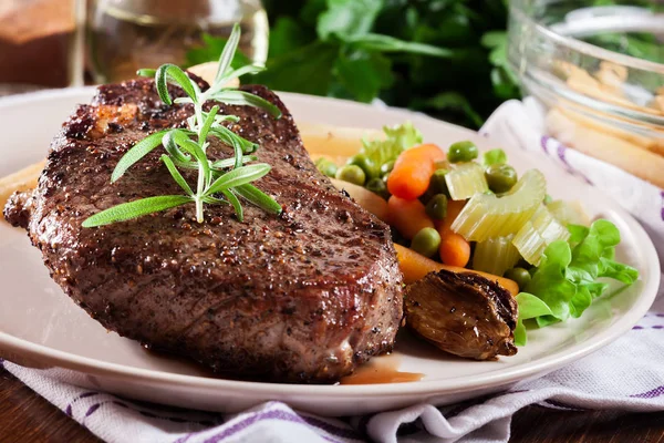 Bife de vaca servido com batatas assadas — Fotografia de Stock