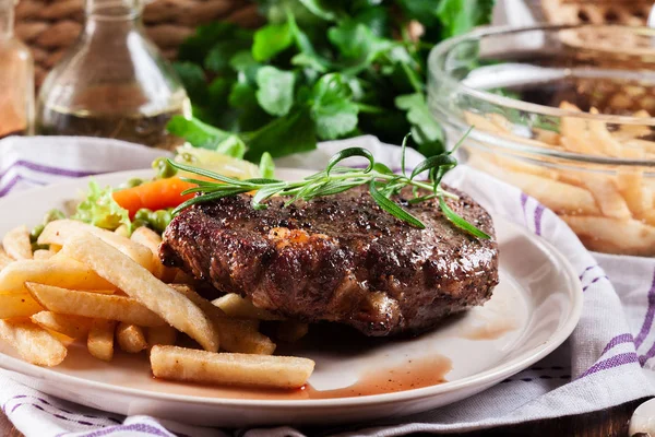 Bife de vaca servido com batatas assadas — Fotografia de Stock