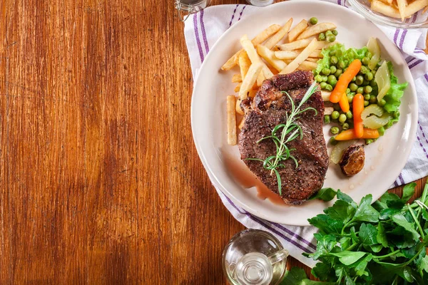 구운된 감자와 함께 쇠고기 스테이크 — 스톡 사진