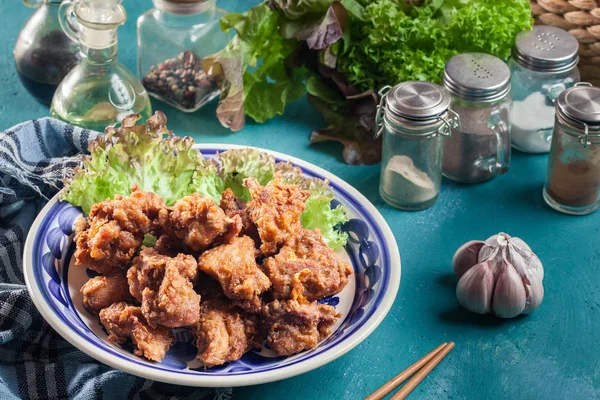 Çıtır tavuk karaage marul ile — Stok fotoğraf