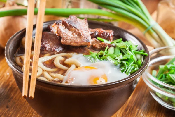 Japanse Udon noedels met rundvlees, ei, groene ui en soep — Stockfoto