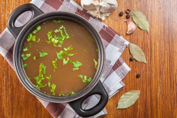 Smakelijke vlees Bouillon in een donkere koken schotel — Stockfoto