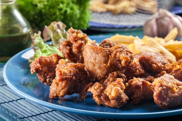 Karaage de pollo crujiente servido con papas fritas — Foto de Stock