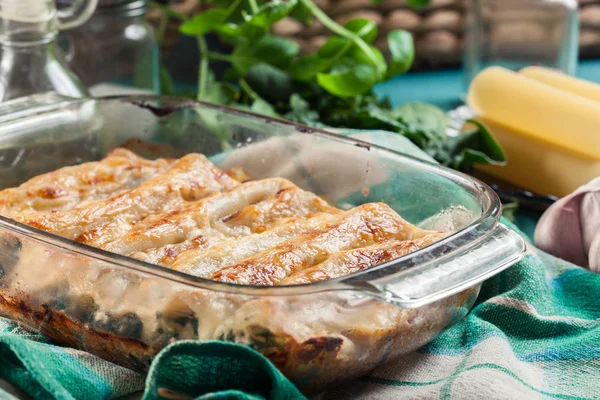 Pâtes Cannelloni farcies aux épinards et à la ricotta — Photo