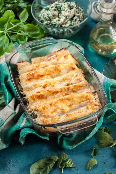 Cannelloni pasta фаршированная шпинатом и рикоттой — стоковое фото