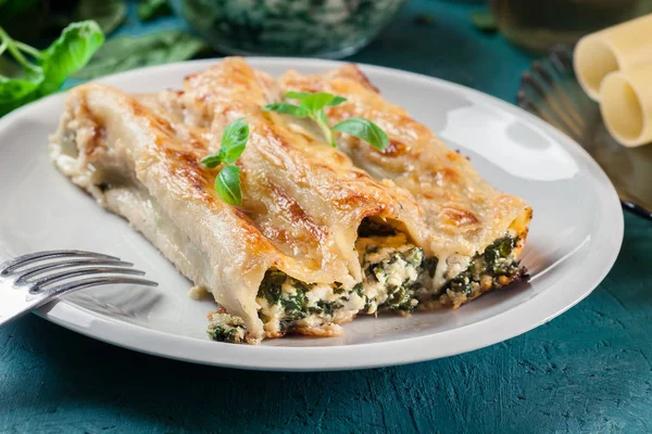 Část cannelloni plněné špenátem — Stock fotografie