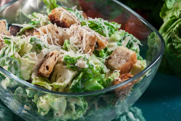 Здоровий салат «Цезар» з сиром і грінками — стокове фото