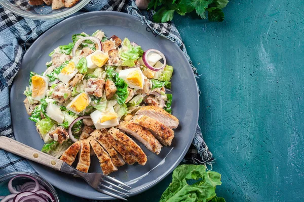 Healthy caesar salad with chicken, eggs and croutons — Stock Photo, Image