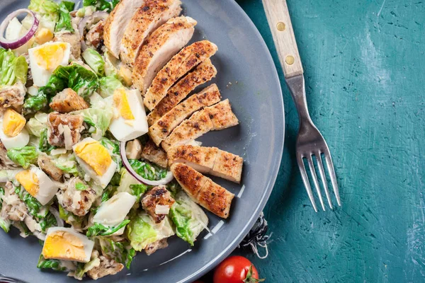 Tavuk Yumurta Peynir Kruton Sağlıklı Sezar Salatası Talyan Mutfağı Üstten — Stok fotoğraf