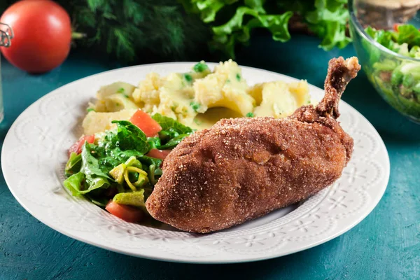 Pollo Kiev Pechuga Pollo Empanada Con Puré Papas Ensalada —  Fotos de Stock