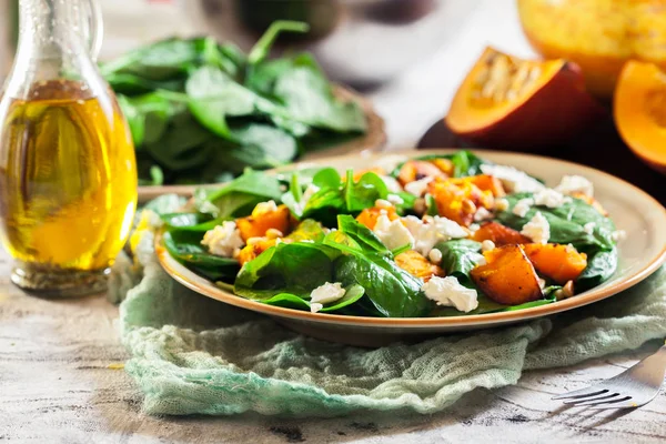 Roasted pumpkin salad with spinach and nuts — Stock Photo, Image