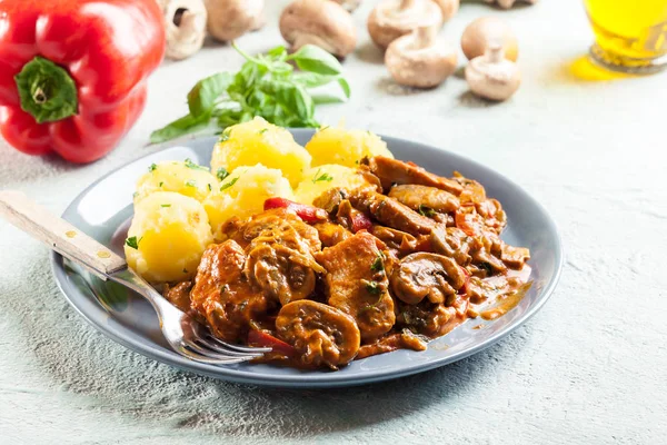 Ragù di tacchino fresco con funghi — Foto Stock