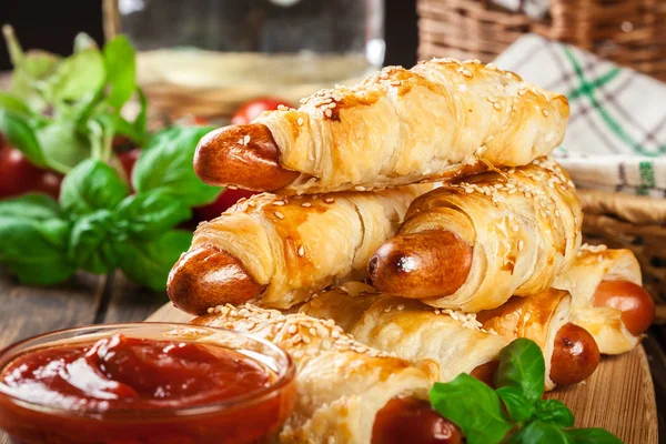 Walcowane hot dog kiełbasy pieczone w ciasto francuskie — Zdjęcie stockowe