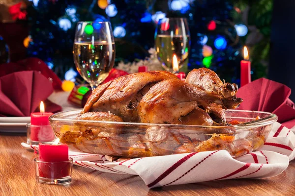 Gebackenes oder gebratenes Hühnchen auf dem Weihnachtstisch — Stockfoto
