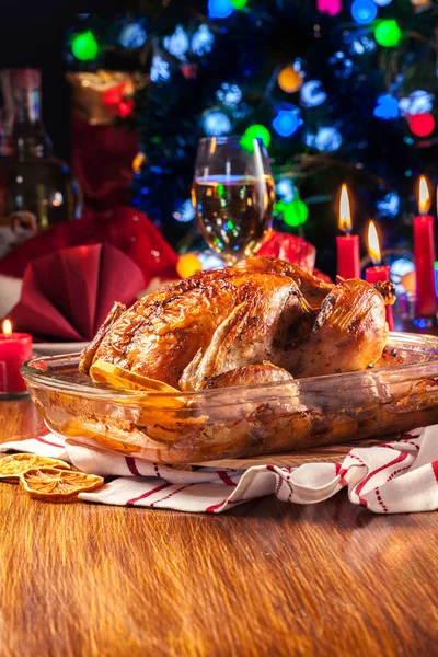 Pollo entero al horno o asado en la mesa de Navidad —  Fotos de Stock