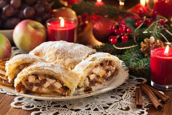 Traditional puff pastry strudel with apple — Stock Photo, Image