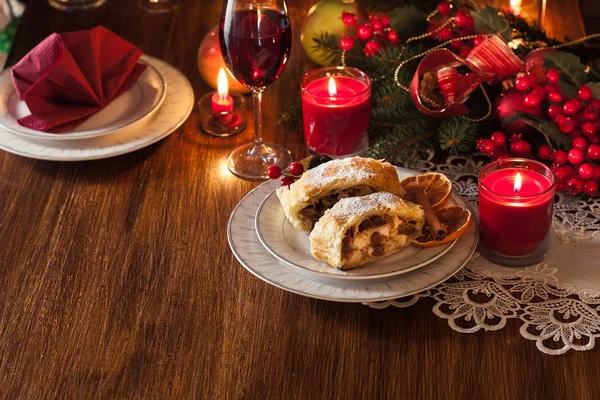 Traditional puff pastry strudel with apple — Stock Photo, Image