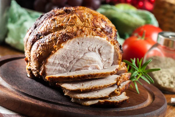 Gebackener Schweineschinken auf Schneidebrett — Stockfoto