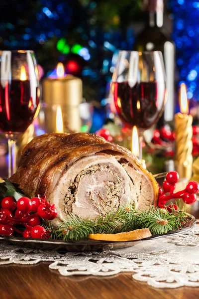 Traditionele Italiaanse porchetta op feestelijke tafel — Stockfoto