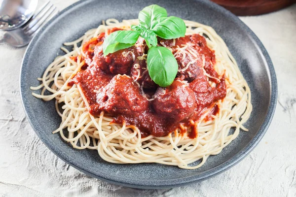 Pâtes spaghetti aux boulettes de viande et sauce tomate — Photo